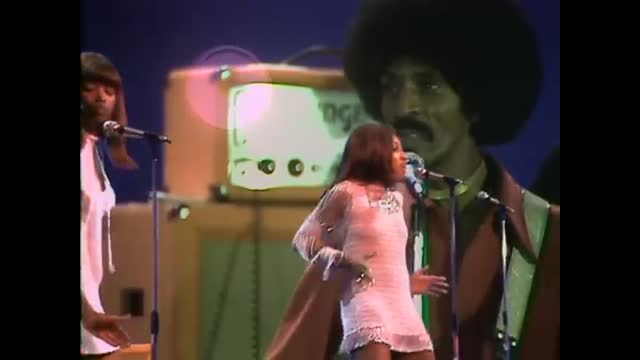Ike & Tina Turner - Proud Mary (LIVE)