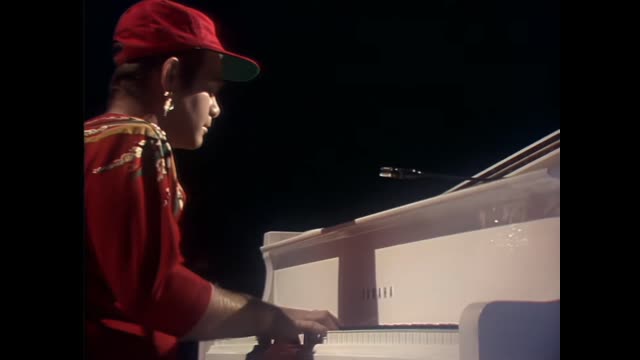 Elton John - Blue Eyes
