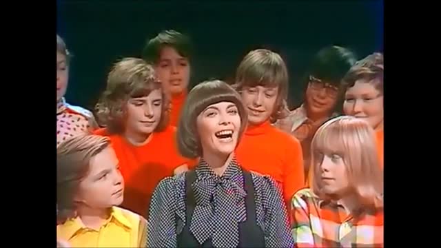 Mireille Mathieu - Tous les enfants chantent avec moi