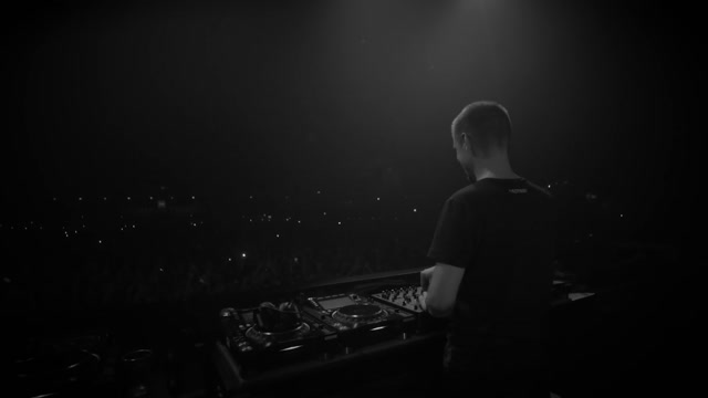 Armin van Buuren - Turn It Up